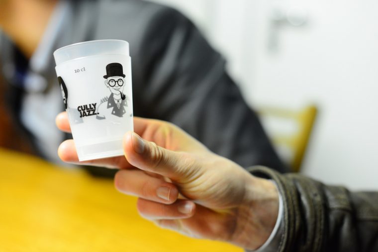 Des verres réutilisables 1dl du Cully Jazz, avec des visages modulables dessus