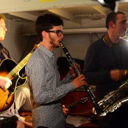 Le quintet Gypsy Bop Combo, dans le caveau Boat Club Venoge, durant le Cully Jazz Festival 2016