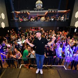 DJ PFEL pose devant la foule du Next Step