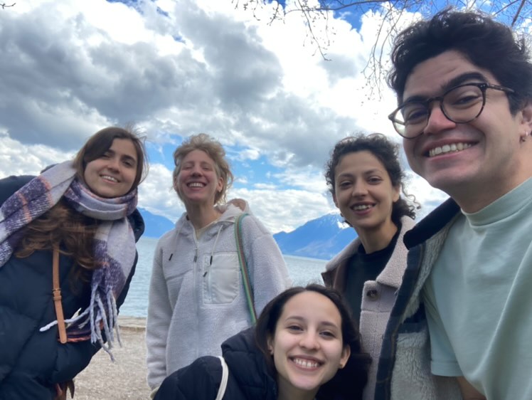 Selfie des artistes, avec de g. à d. Dom la Nena, Gabrielle Rickenbacher, Sol Molina Pino, Camille Stromboni et Sebastián Ramírez Cordero