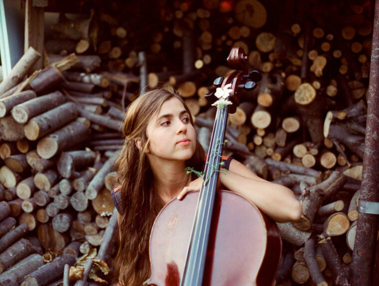 Portrait de Dom la Nena, avec son violoncelle.